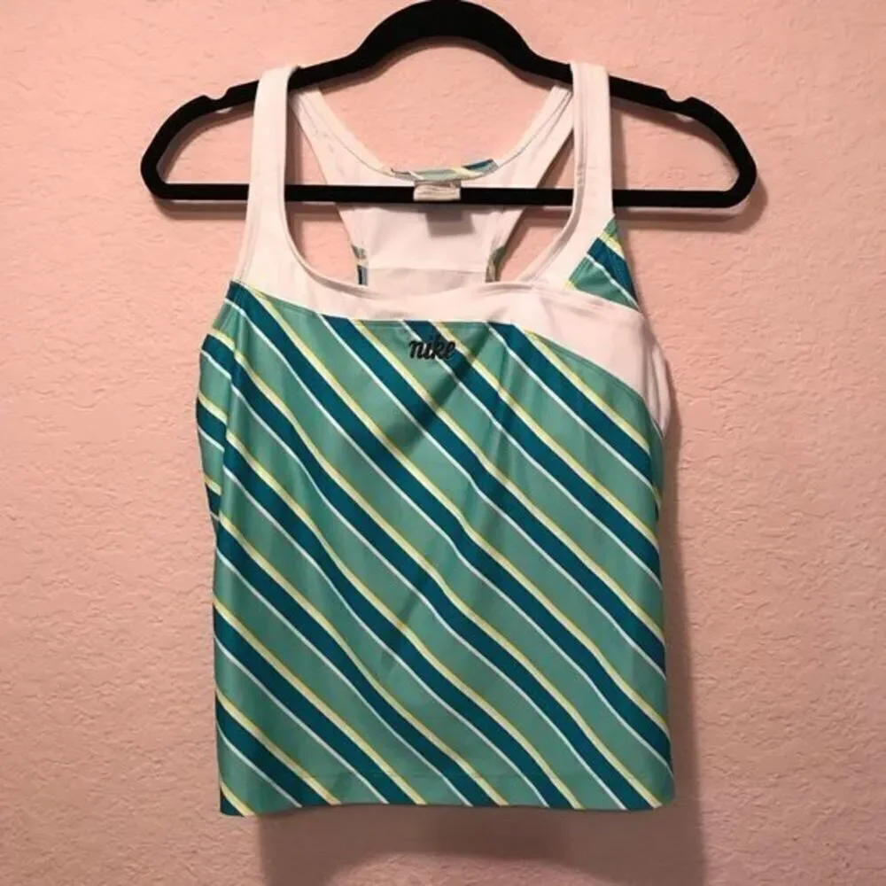 *30off3* NWOT. Nike Striped tank with built in sports bra.‎